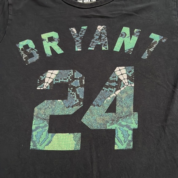 2015 Nike Kobe Bryant Black Mamba Tee Rare Mamba Logo Patch Lakers - Picture 5 of 10